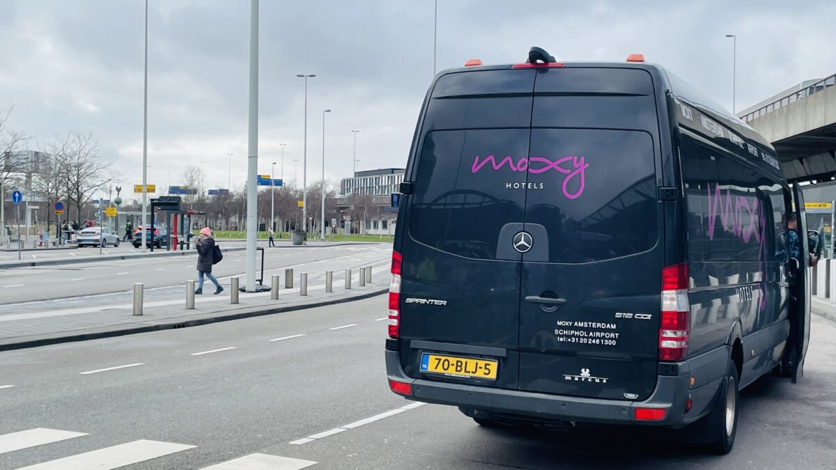 Moxyアムステルダム・スキポール空港の送迎バス