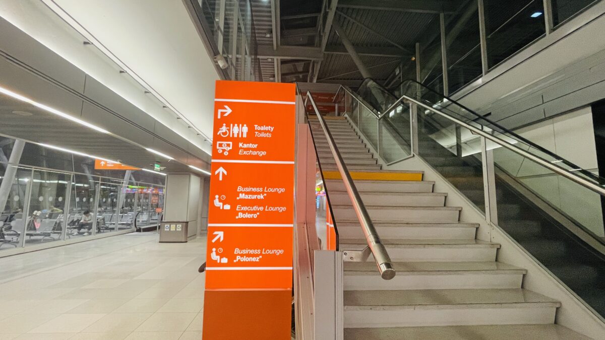 ワルシャワ・ショパン空港のビジネスラウンジ"ポロネーズ"の入口