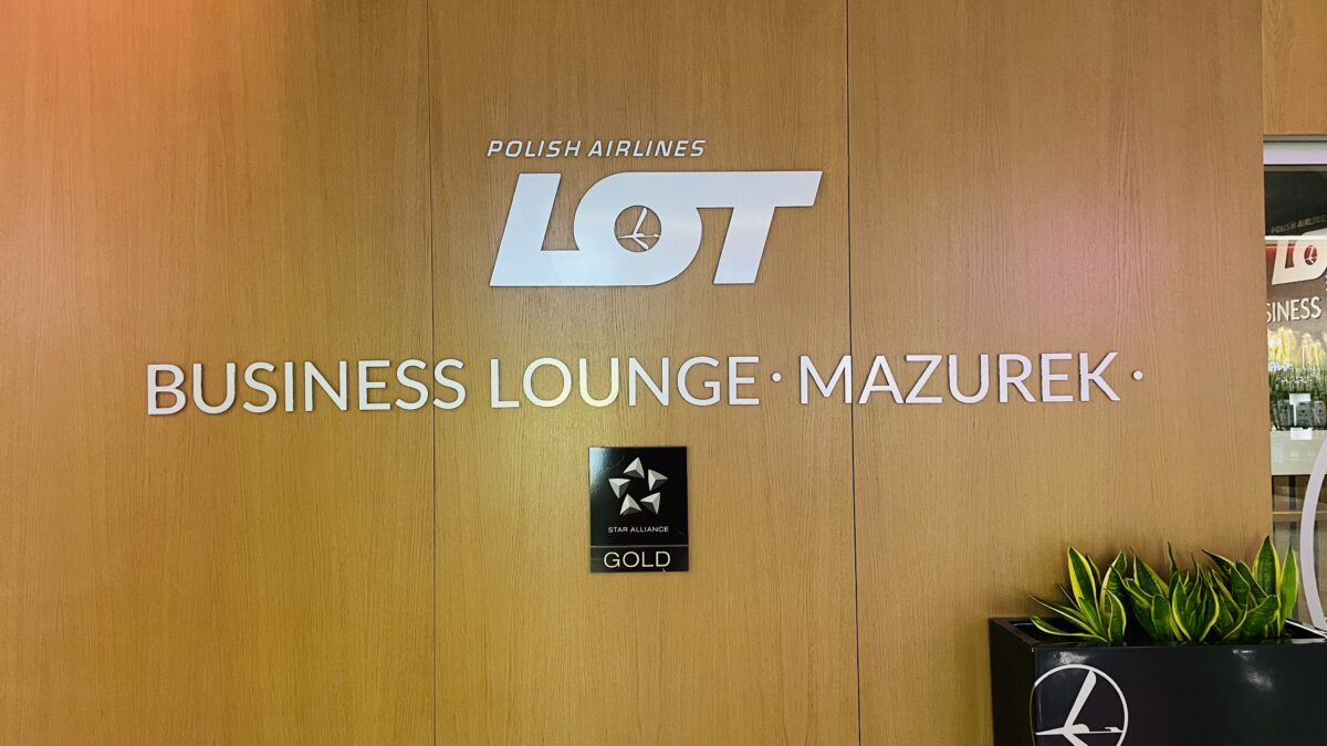 ワルシャワ・ショパン空港のビジネスラウンジ"マズルカ"の入口