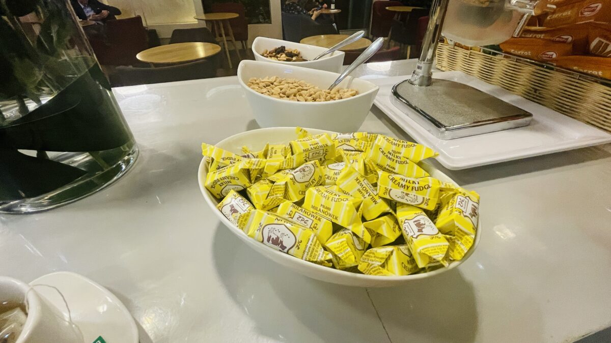 ワルシャワ・ショパン空港のビジネスラウンジ"ポロネーズ"のお菓子