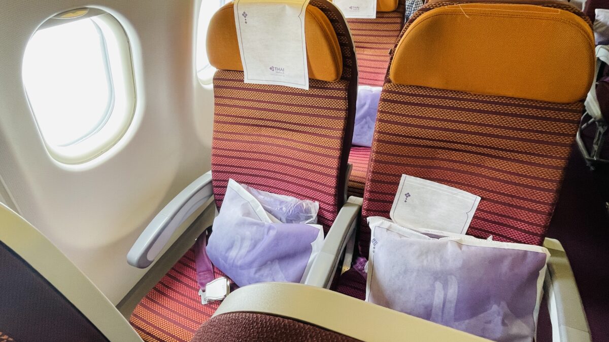 タイ国際航空エコノミークラスの座席（枕とブランケット）