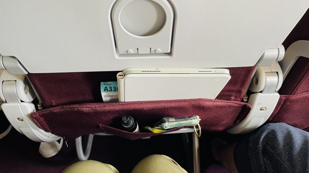 タイ国際航空エコノミークラスの座席の足元