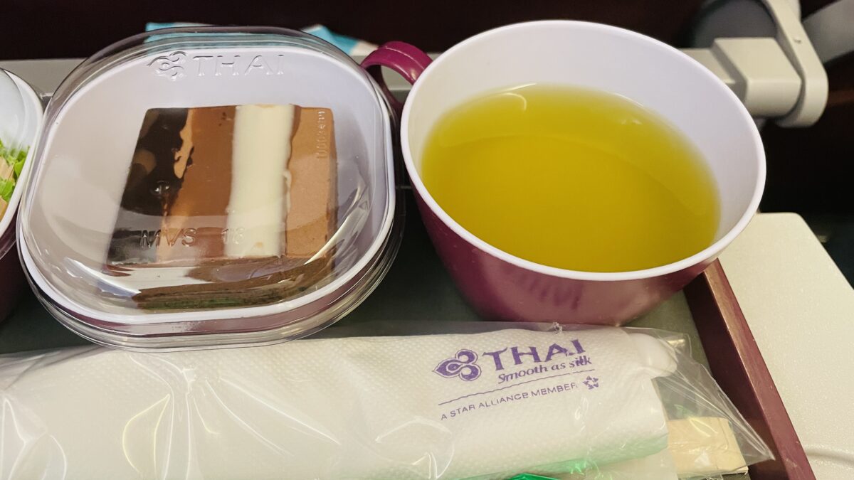 タイ国際航空エコノミークラスの緑茶