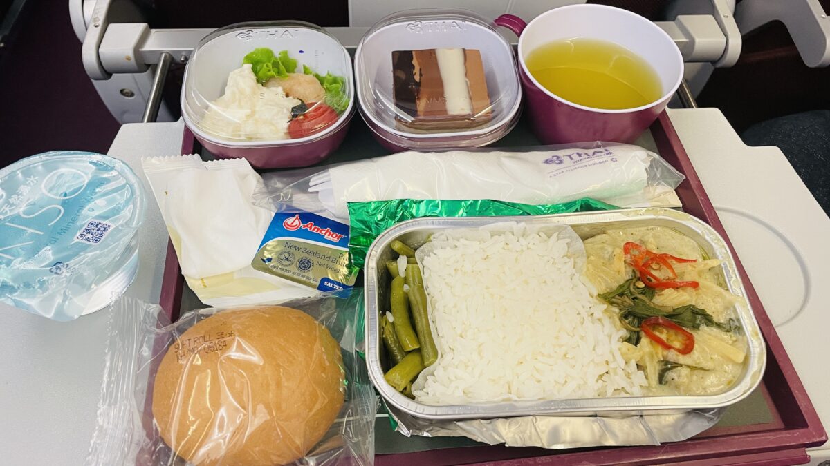 タイ国際航空エコノミークラスの機内食（グリーンカレー）
