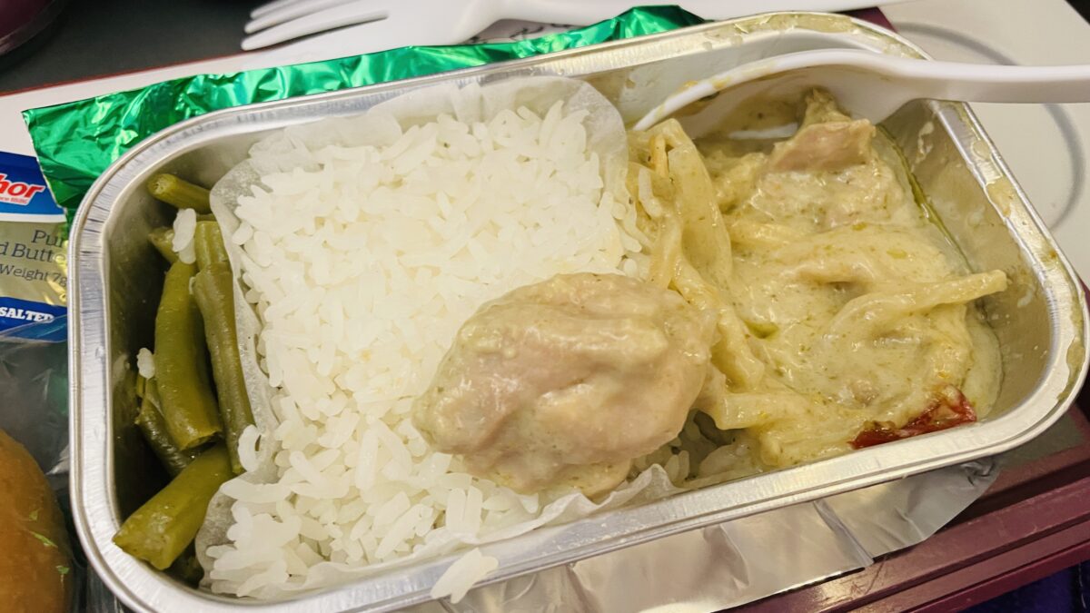 タイ国際航空エコノミークラスの機内食（グリーンカレー、チキンのアップ）