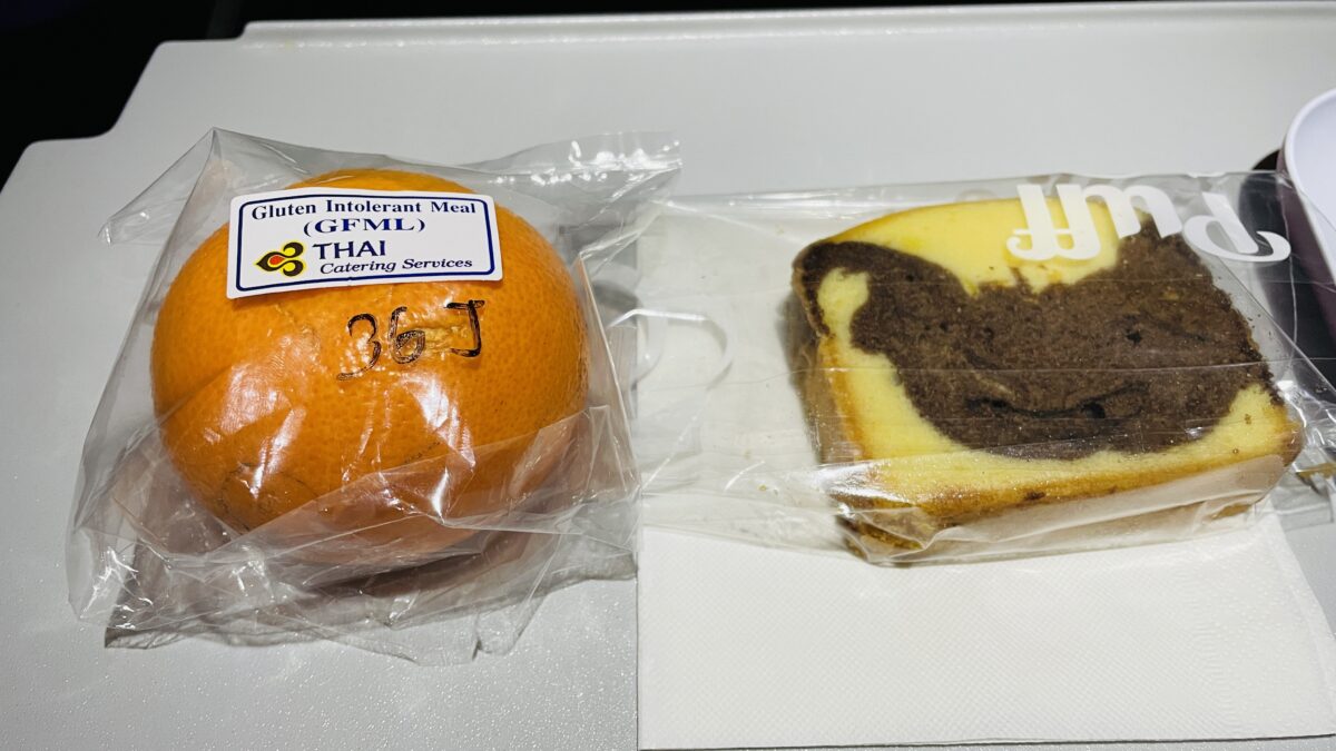 タイ国際航空の軽食（オレンジとパウンドケーキ）