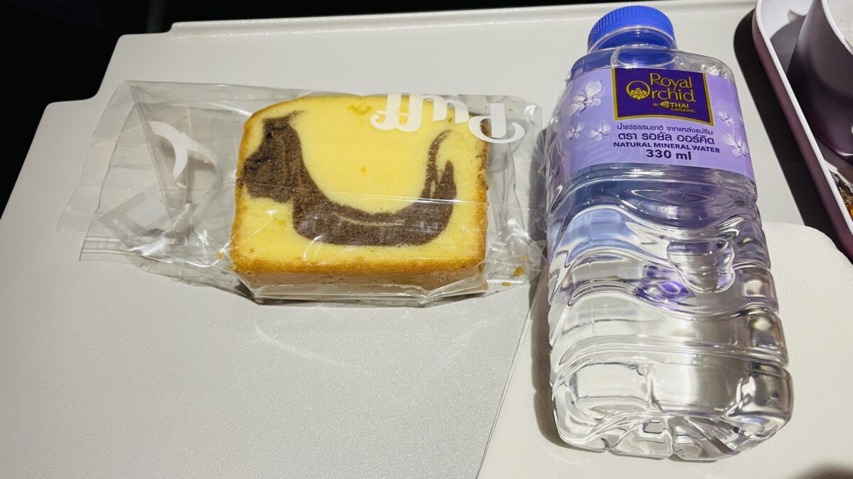 タイ国際航空の軽食（パウンドケーキと水）