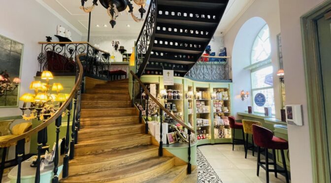 ウィーンのゲルシュトナー・カフェの店内（階段）