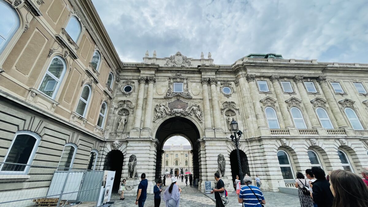 ブダペスト「王宮の丘」の門