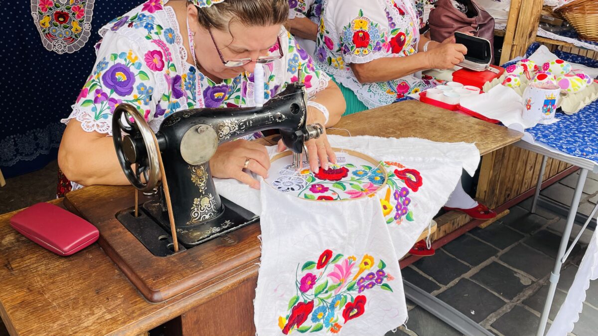 ブダペスト「王宮の丘」で刺繍を行っている婦人