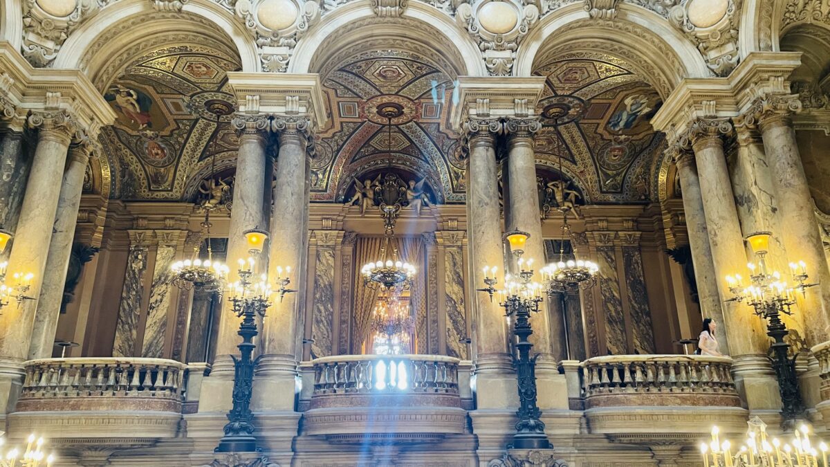 パリ・オペラ座の大階段上