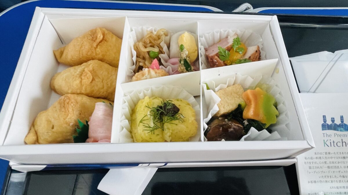 羽田→伊丹便ANAプレミアムクラスお食事（稲荷寿司）