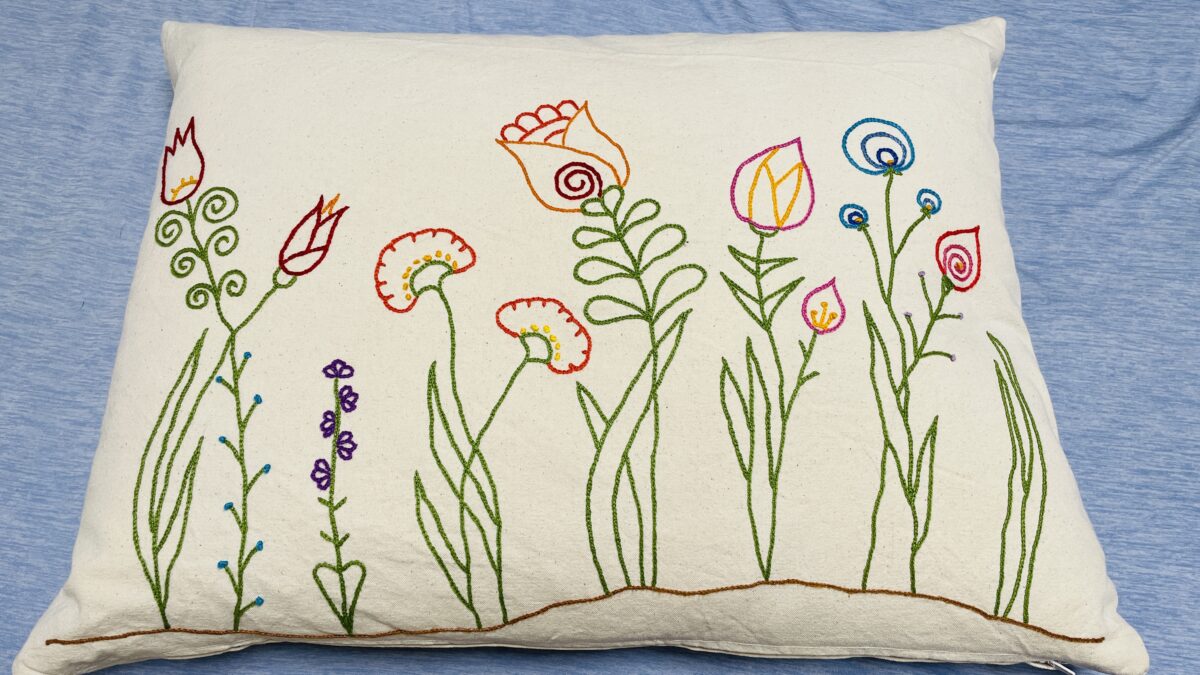 ハンガリーで購入した手刺繍の枕カバー