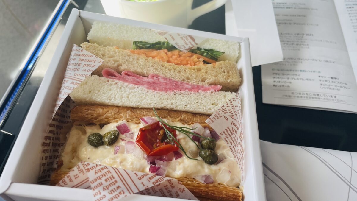 ANAプレミアムクラスシート 羽田→岩国便 の朝食サンドイッチ