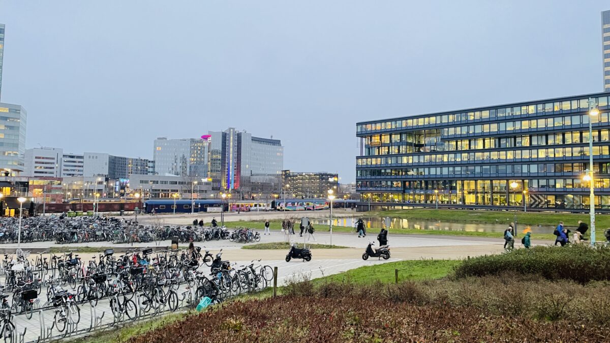 アムステルダムのSloterdijk駅近くにある大学