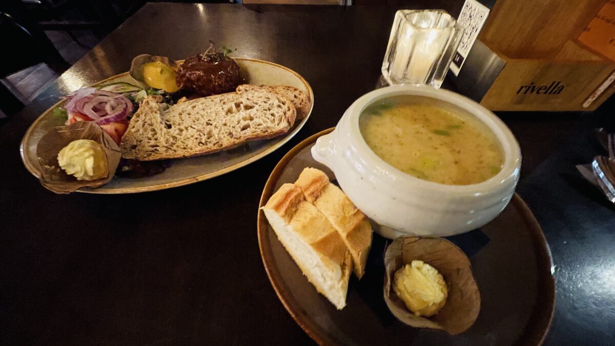 フローニンゲン名物のマスタードスープと黒パンとミートボール