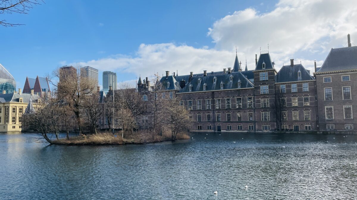ハーグのオランダ上院議会前の湖