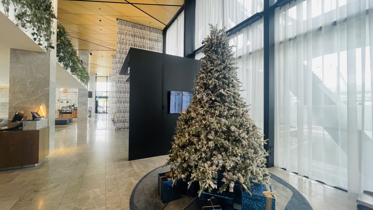 ノボテルホテル クライストチャーチ空港のロビー クリスマスツリー