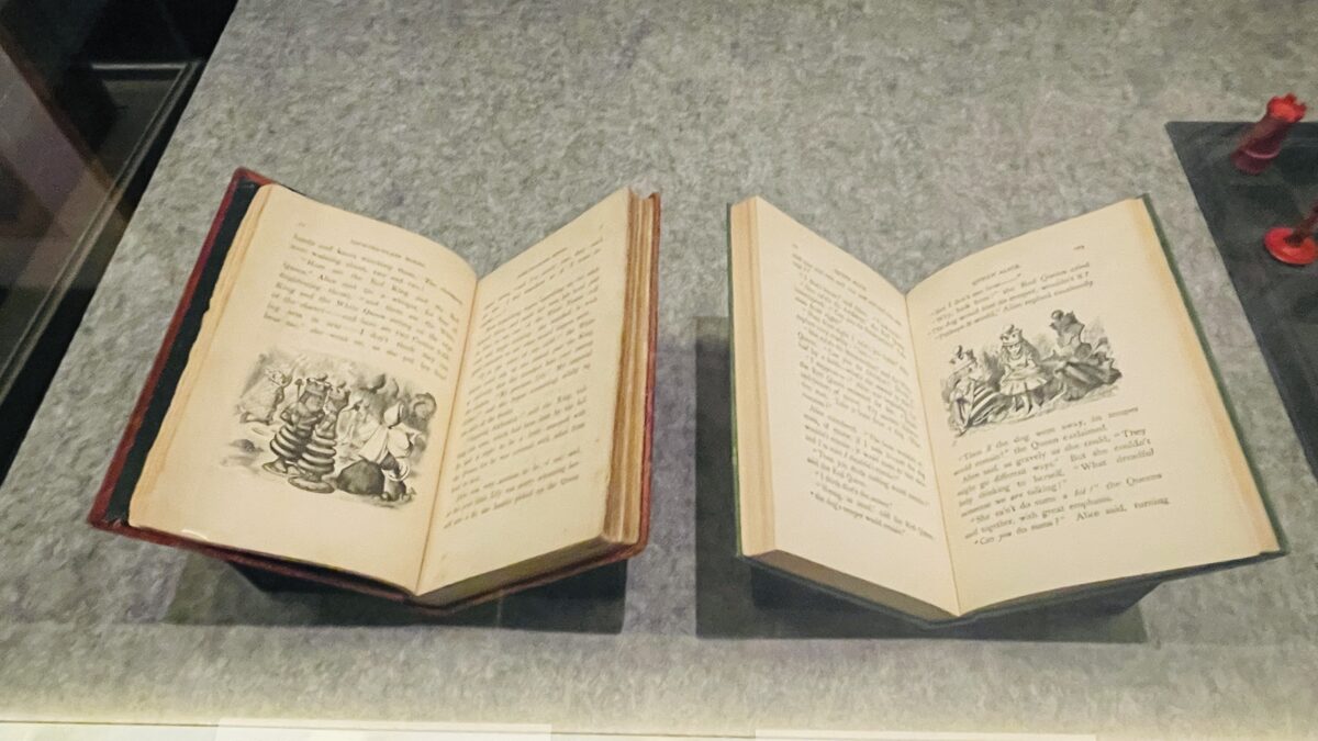 メルボルン ヴィクトリア州立図書館の世界の本 ルイス・キャロル