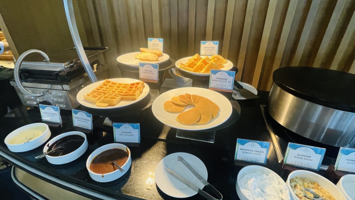ルネッサンスホイアンリゾート&スパの朝食ビュッフェ パンケーキ