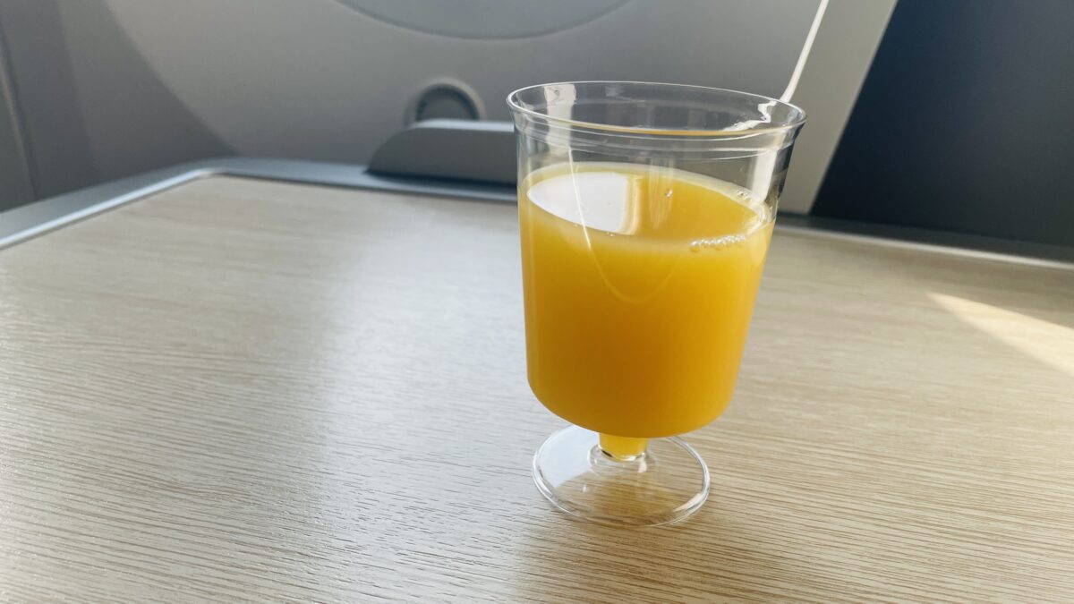 ANAビジネスクラス ウェルカムドリンクのオレンジジュース
