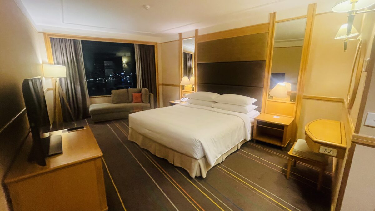 ルネッサンス・リバーサイト・ホテル・サイゴンのデラックス・スイートの寝室