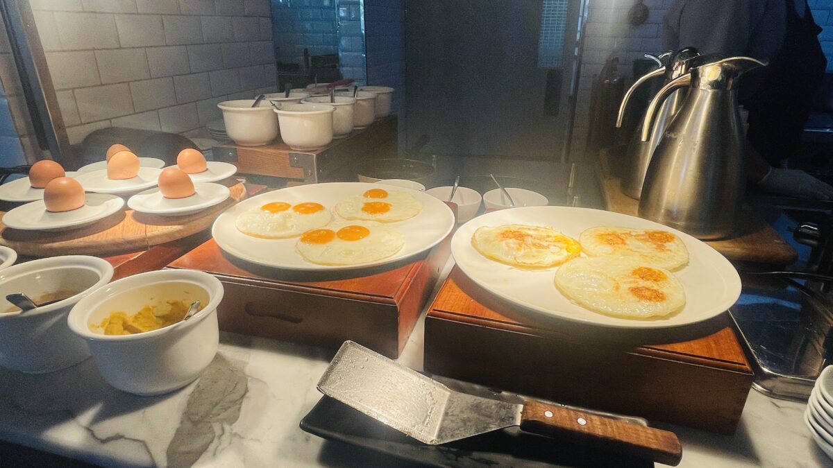 ルネッサンス・リバーサイト・ホテル・サイゴンの朝食 エッグスタンド