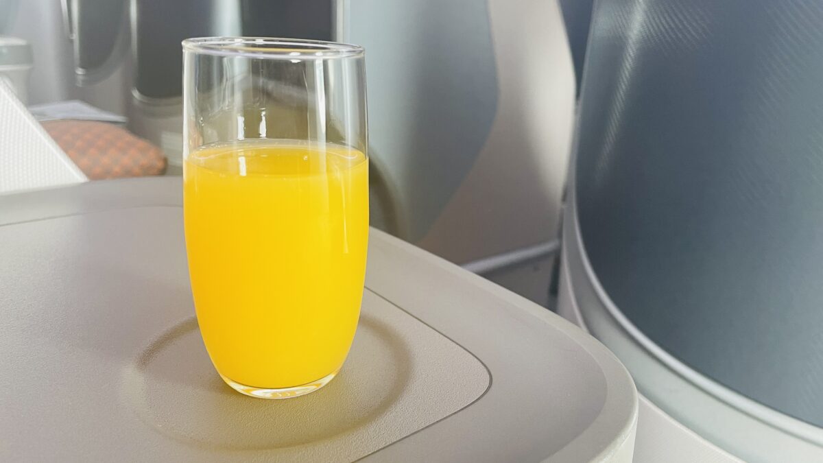 シンガポール航空SQ177 ビジネスクラス搭乗記 ウェルカムドリンクのオレンジジュース