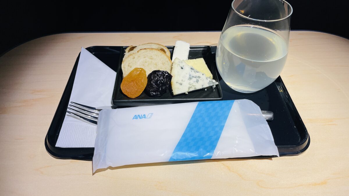 ANAビジネスクラス機内食 成田→パース 軽食のチーズの盛り合わせ
