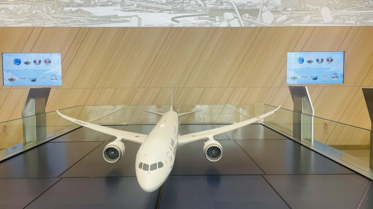ANA Blue Base Tour エントランスの飛行機模型