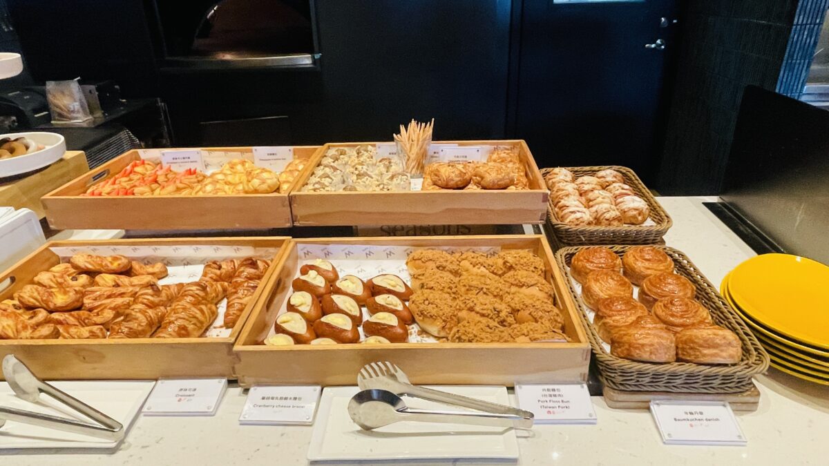 W台北 朝食　パンコーナー